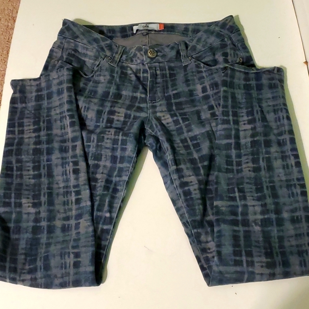 Cabi women's 6 skinny jean, blue plaid type design.